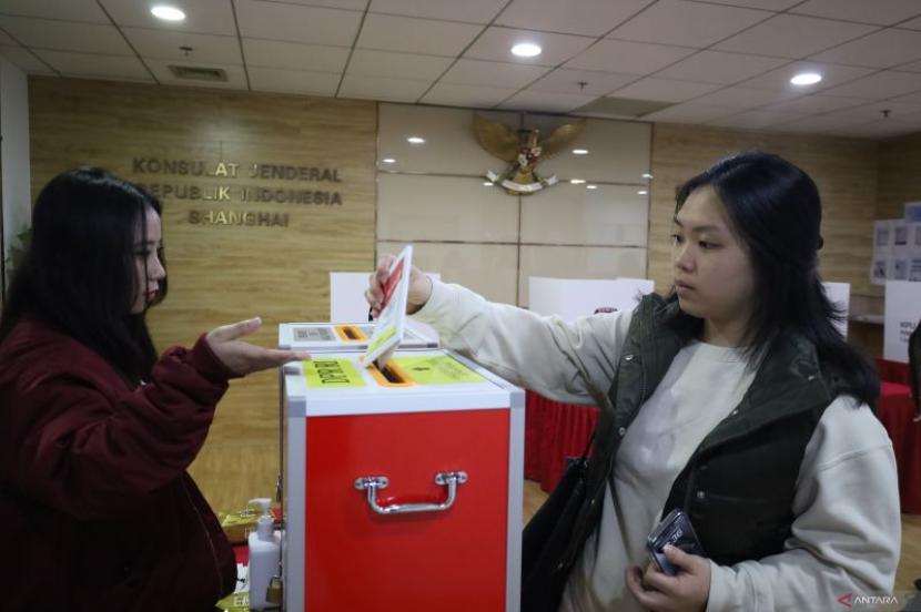 Proses pemilihan menggunakan kotak suara di KJRI Shanghai pada 14 Februari 2024.