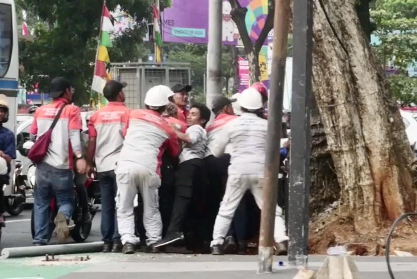 Proses pemindahan tiang lampu yang mengalangi jalur sepeda