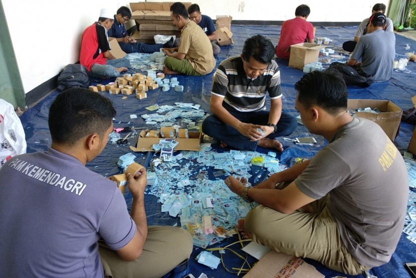 Proses pemotongan ujung kiri KTP-el yang rusak di Gudang Penyimpanan Kementerian Dalam Negeri (Kemendagri) di Jalan Raya Parung, Kemang, Kabupaten Bogor. Sebanyak 805ribu KTP-el yang rusak akan digunting dan didisfungsikan.