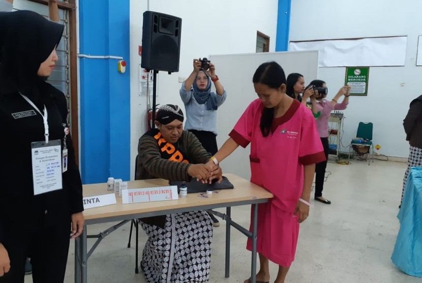 Proses pemungutan suara di TPS 108 Rumah Sakit Jiwa Daerah (RSJD) dr Arif Zainuddin Kota Solo, Rabu (17/4). Sebanyak 56 pasien RSJD tersebut memberikan hak suara dalam Pemilu 2019.
