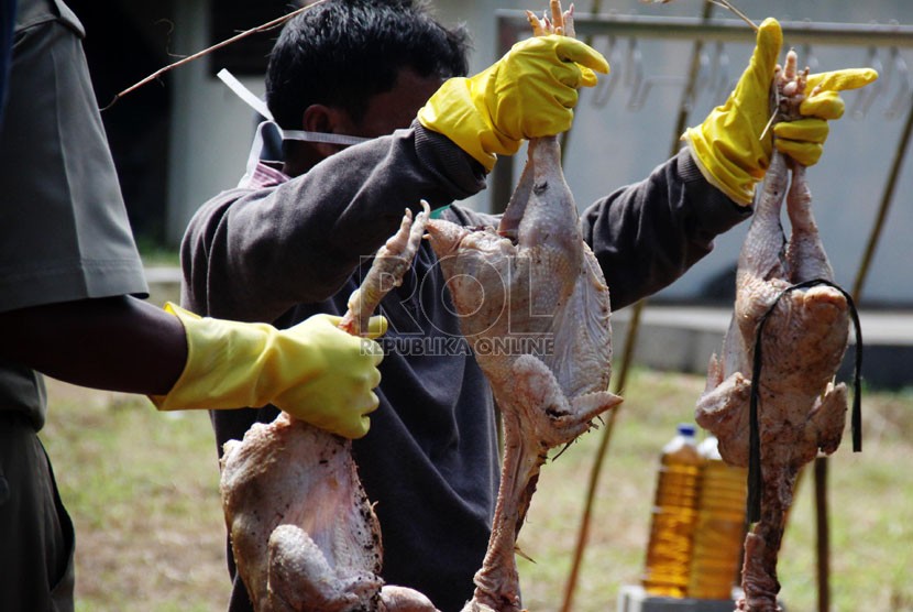  Dinas Ketahanan Pangan (DKP) Kota Tangerang masih menemukan daging, usus dan kulit ayam berformalin di Pasar Anyar Tangerang.