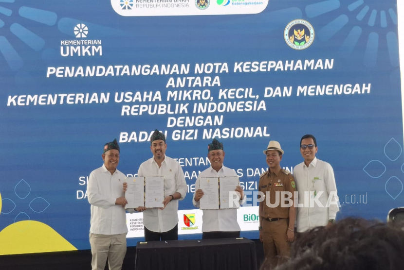 Proses Penandatanganan Nota Kesepahaman Antara Kementerian UMKM dengan Badan Bergizi Nasional di Satuan Pelayanan Pememihan Gizi (SPPG) Cileunyi Al Kasyaf, Kabupaten Bandung, Jawa Barat pada Senin (19/5).
