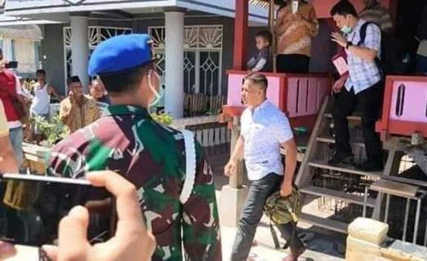 Proses penangkapan Kapten Purnawirawan Ruslan Buton.