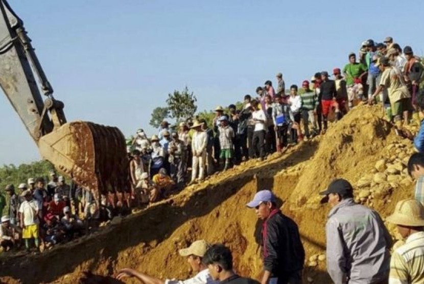 Proses pencarian korban longsor di tambang batu giok Myanmar (ilustrasi).