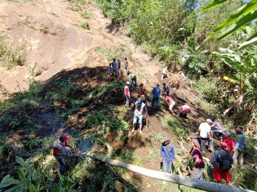 Proses pencarian korban tertimbun tanah longsor di Ampelgading, Kabupaten Malang, Rabu (21/4). 