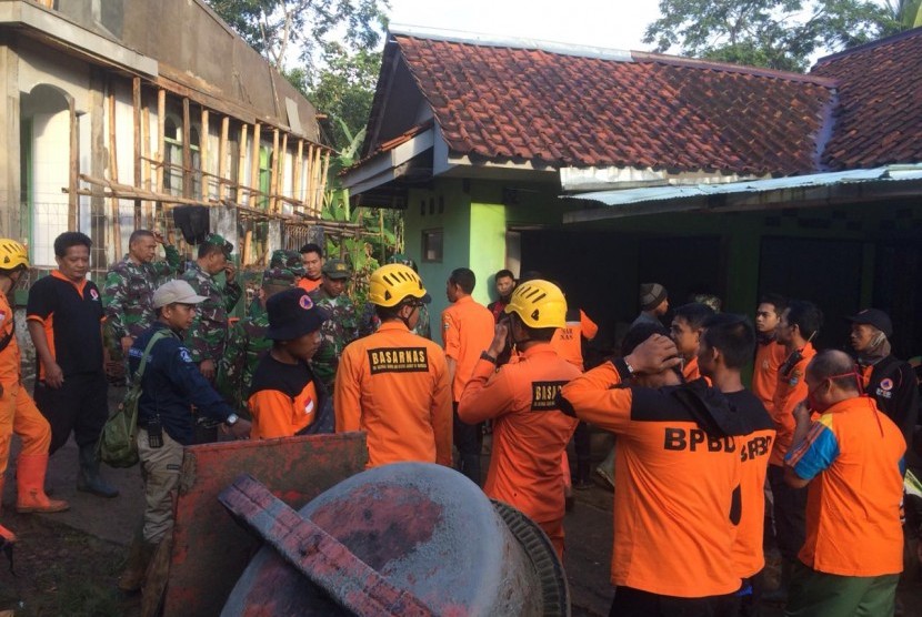Proses pencarian korban tertimpa tanah longsor di Desa Karangjaya, Kecamatan Karangjaya, Kabupaten Tasikmalaya, Jumat (3/5). 