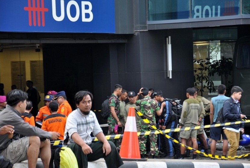 Proses pencarian korban yang terjebak di tempat parkir bawah tanah (basement) Gedung Plaza UOB yang terendam air akibat banjir di Jalan Sudirman, Jakarta Pusat, Jumat (18/1). 