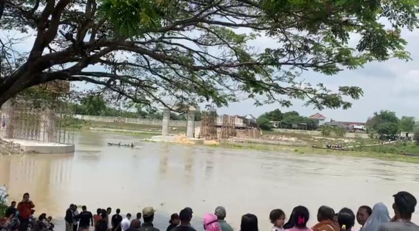 Proses pencarian penumpang perahu tradisional yang tenggelam di Bengawan Solo, Kabupaten Bojonegoro, Jatim, Rabu (3/11). 