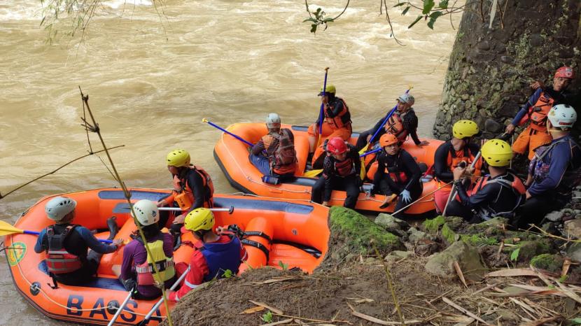 Proses pencarian seorang pengendara motor yang hanyut terseret banjir di Kabupaten Ciamis, Ahad (9/10/2022).