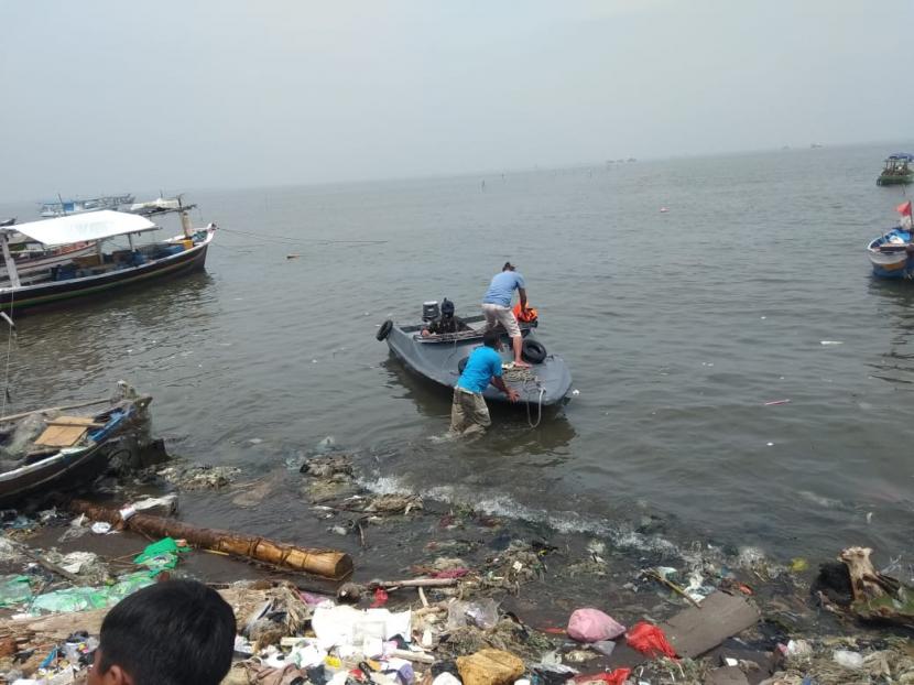 Proses pencarian tiga nelayan yang dikabarkan tenggelam di Pantai Tanjung Pasir, Teluknaga, Kabupaten Tangerang.