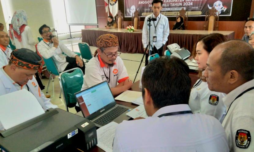  Proses pendaftaran dan penyerahan berkas persyaratan bakal calon legislative untuk Pileg 2024 oleh pengurus DPD PKS Kabupaten Semarang di kantor KPU Kabupaten Semarang, di Ungaran, Kabupaten Semarang, Jawa Tengah, Senin (8/5).