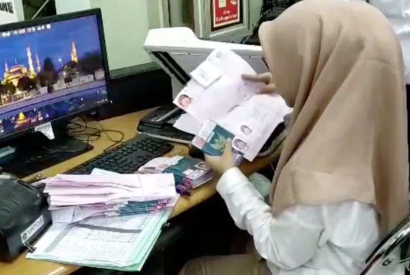 Proses pendataan paspor dan visa jamaah calon haji Indonesia 
