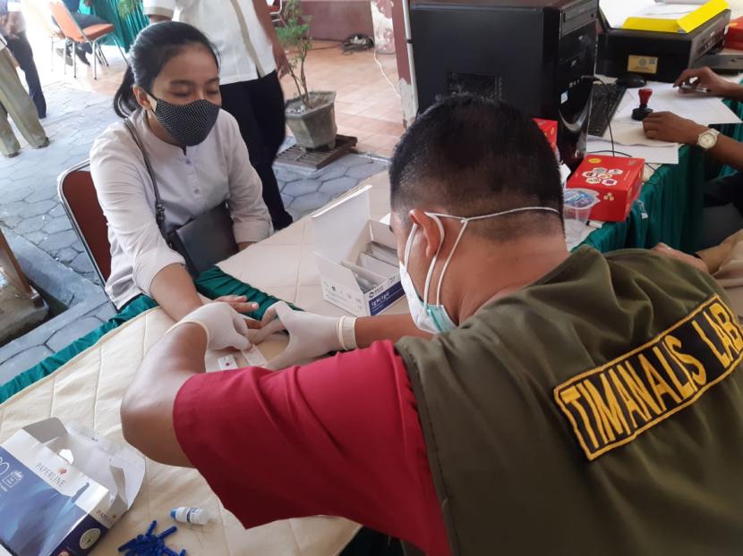 Proses pengambilan darah dalam rapid test Covid-19 yang digelar KONI Sulawesi Selatan (Sulsel) terhadap olahragawan dan pelatih di Makassar.