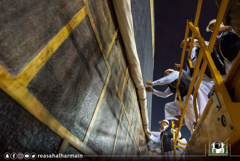 Proses pengangkatan bagian bawah kain Kiswah pada Ka'bah