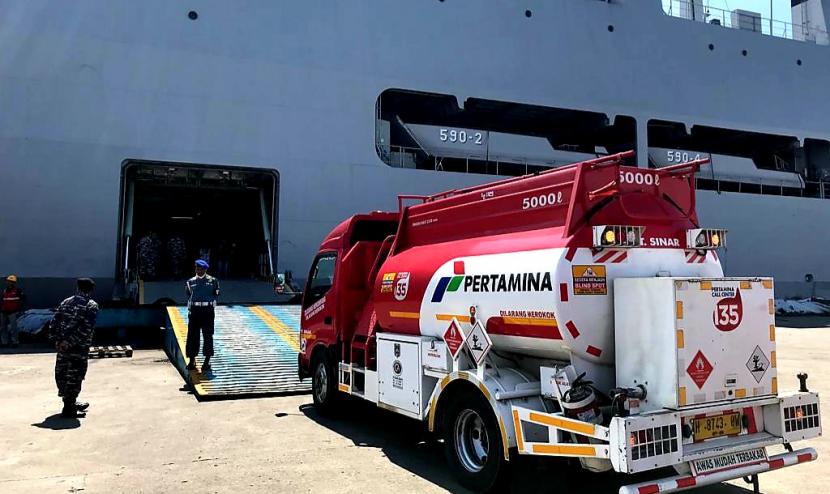 Proses pengangkutan truk tangki BBM Pertamina dengan KRI Makassar untuk dikirimkan ke Karimunjawa di Pelabuhan Tanjung Emas Semarang.