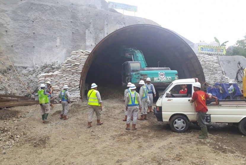 Proses pengeboran terowongan KA di Desa Notog.