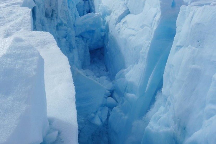Lapisan es Greenland mencair tujuh kali lebih cepat akibat pemanasan global. Foto: Proses pengeringan danau yang di Greenland menciptakan gua-gua musiman yang dikenal sebagai moulin.