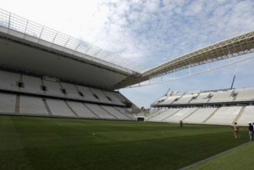 Proses pengerjaan Arena de Sao Paulo Stadium untuk keperluan Piala Dunia mendatang.