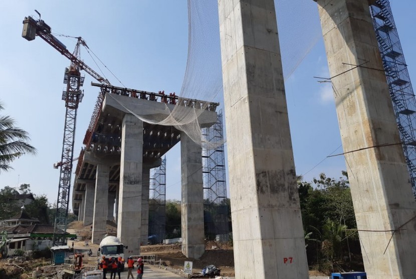 Proses pengerjaan Jembatan Kenteng yang merupakan bagian dari proyek jalan tol Semarang-Kartasura, Rabu (17/10). Progres proyek jalan tol Salatiga-Kartasura sudah mencapai 91,6 persen. 