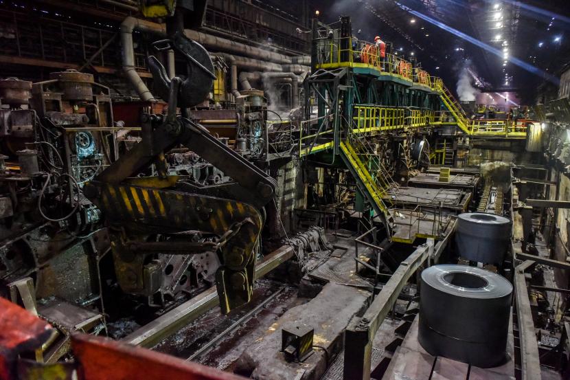 Proses pengerjaan pabrik baja Zaporizhstal di Zaporizhia, Ukraina tenggara, 20 Februari 2023. Pemerintah Kanada melarang impor seluruh produk aluminium dan baja Rusia. 