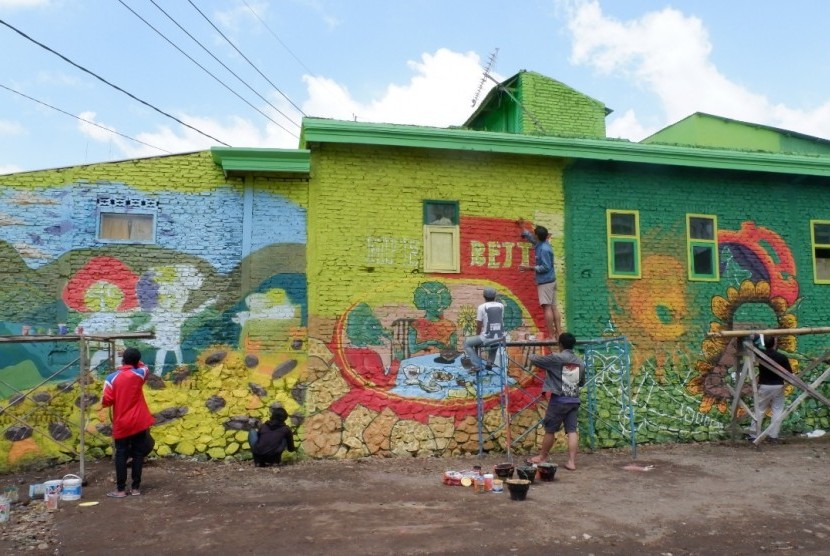 Proses pengerjaan replika tempe karya Universitas Muhammadiyah Malang (UMM).