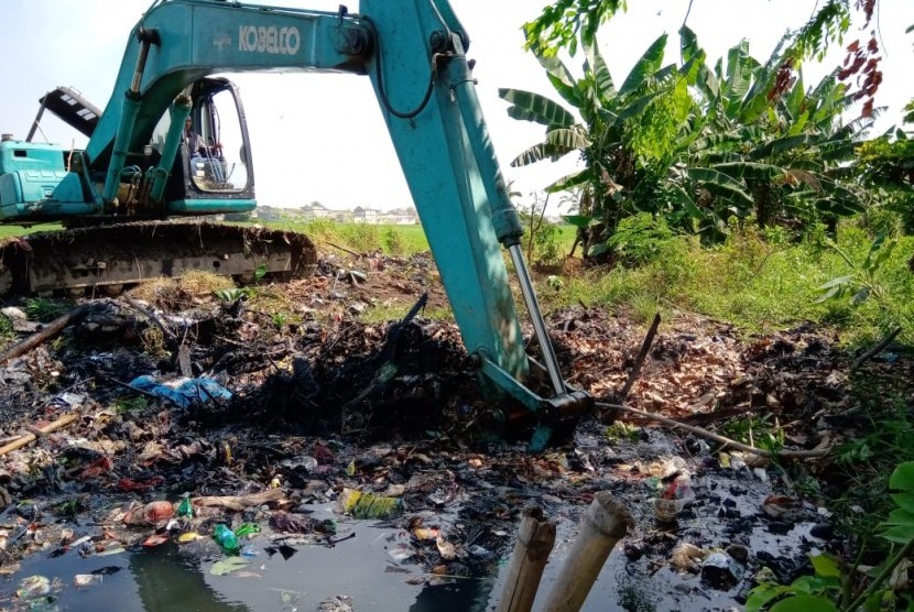 Proses pengerukan tumpukan sampah yang ada di Kali Busa Bahagia, Rabu (7/8).