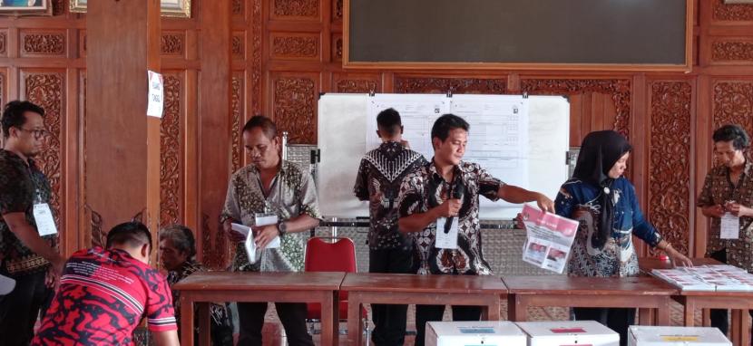 Proses penghitungan suara di TPS 024 Pucangsawit, Kota Solo, Jawa Tengah, Rabu (14/2/2024), dekat rumah Ketua DPC PDIP Kota Solo FX Hadi Rudyatmo.