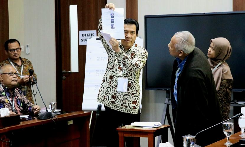 Proses penghitungan suara pada tahapan Pemilihan dan Penentapan Rektor Undip Periode 2024- 2029, yang dilaksanakan di Gedung Prof Soedarto SH, Kampus Undip, Tembalang, Kota Semarang, Selasa (20/6/2023).