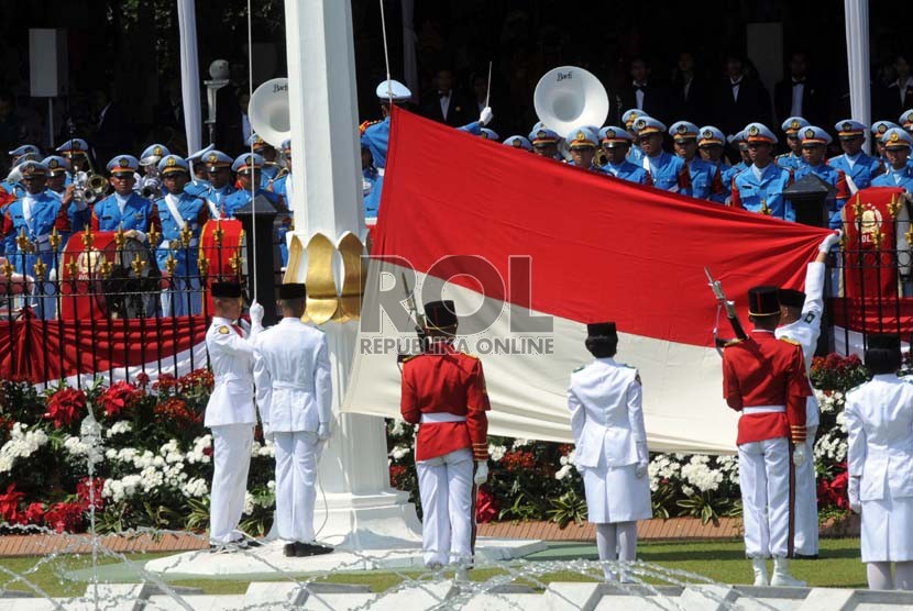   Proses pengibaran bendera merah putih berlangsung saat upacara peringatan Kemerdekaan RI ke-68 di Istana Merdeka, Jakarta, Sabtu (17/8). (Republika/Aditya Pradana Putra)