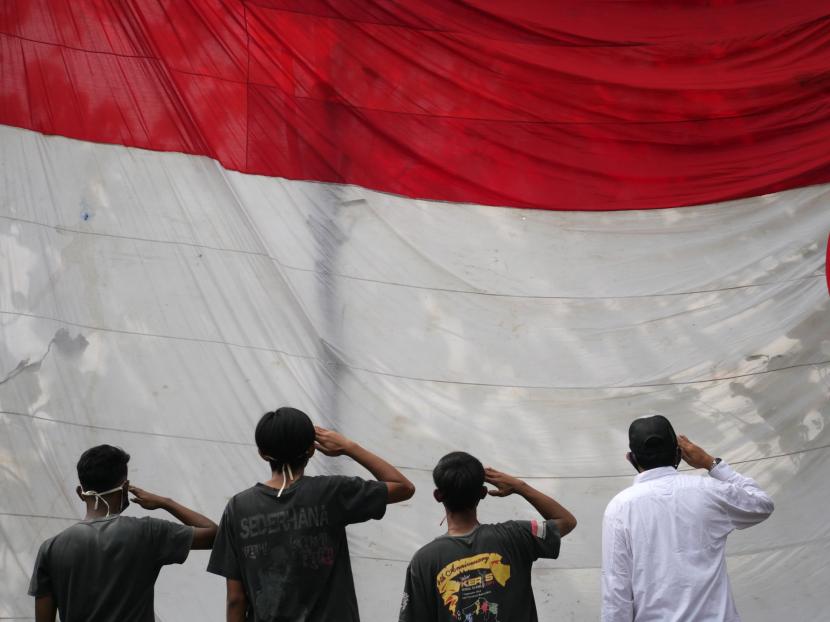 Proses pengibaran bendera merah putih raksasa di Sukoharjo, Jawa Tengah.