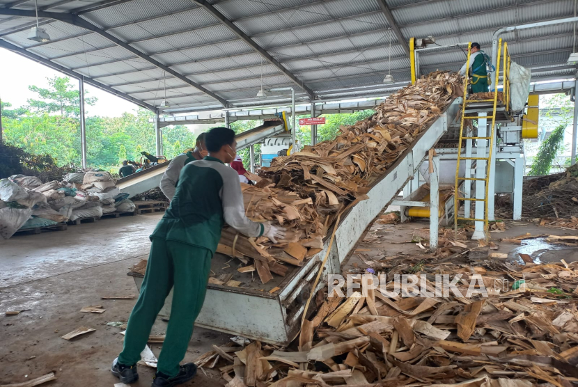 Proses pengolahan sampah organik menjadi pupuk kompos di Pusat Pengolahan Organik (PPO), Djarum Oasis Kretek Factory, Kabupaten Kudus, Jawa Tengah, Rabu (26/2/2025). Setiap hari, terdapat 38 ton sampah organik yang diolah di tempat itu.