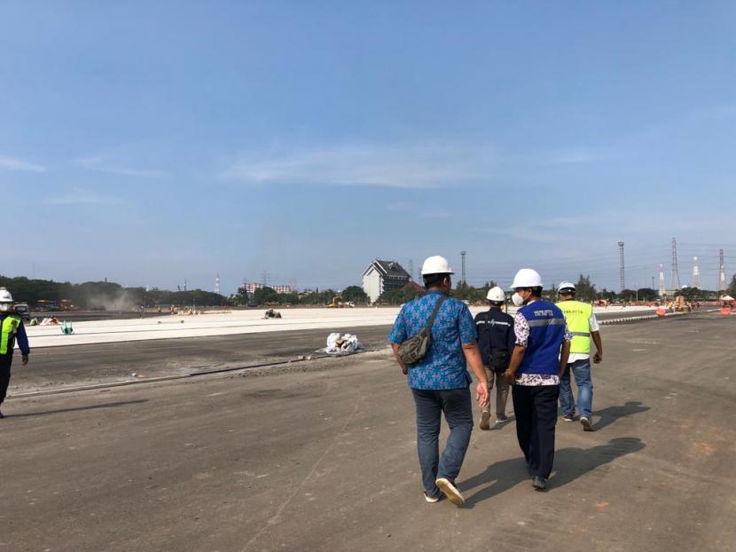 Proses penyelesaian lintasan Formula E di Ancol, Jakarta Utara, Jumat (25/3).