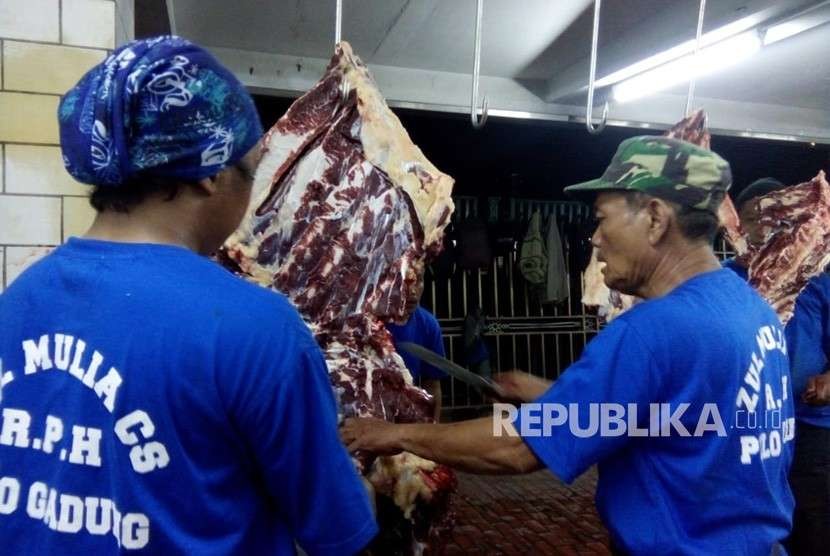 Proses penyembelihan dan pemotongan hewan kurban di Rumah Pemotongan Hewan Masjid Istiqlal, Jakarta Pusat, Rabu (22/8).