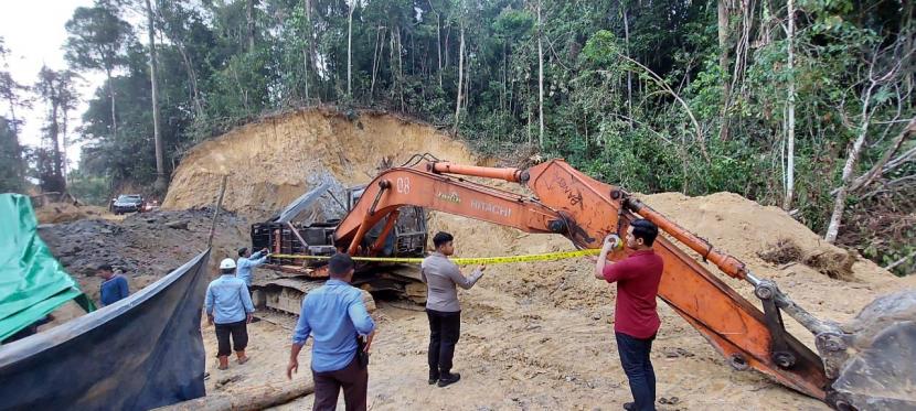 Proses penyitaan barang bukti eskavator dari lokasi penambangan ilegal di Berau, Kalimantan Timur.