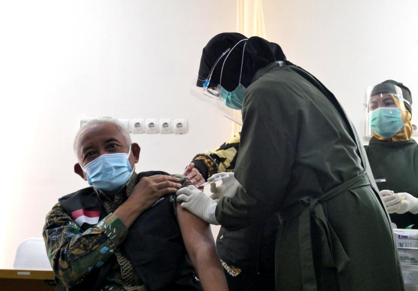 Proses penyuntikan vaksin Covid-19 kepada Bupati Sleman oleh tenaga kesehatan di Puskesmas Ngemplak II di Sleman, Yogyakarta.