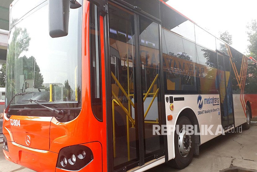 Proses perakitan bus low entry Transjakarta di Karoseri Nusantara Gemilang (KNG), Kudus, Jawa Tengah, Selasa (13/2).