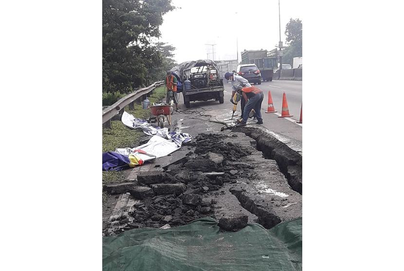 Proses perbaikan jalan longsor di Jalan Tol Surabaya - Gempol. 