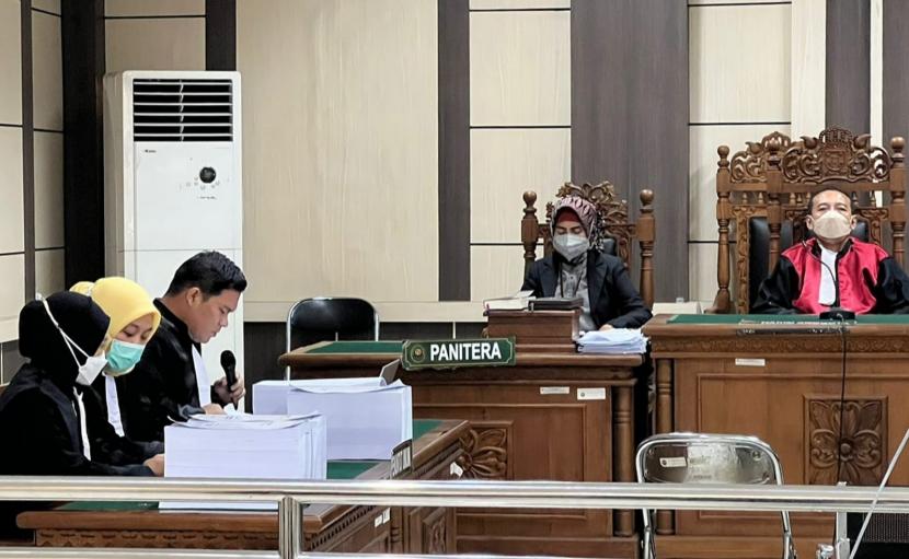Proses persidangan pembacaan tuntutan atas terdakwa Bupati banjarnegara Nonaktif, Budhi Sarwono yang digelar secara hybrid di Pengadilan Tipikor, Semarang, Jumat (20/5). Dalam persidangan ini, Jaksa KPK menuntut Budhi Sarwono dengan hukuman 12 tahun Penjara.