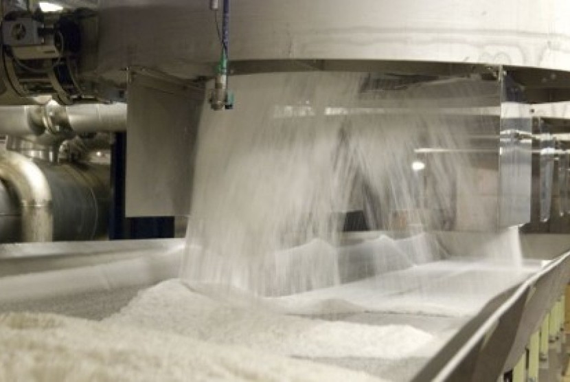 Proses produksi gula dalam pabrik (ilustrasi)