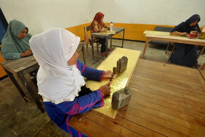  Proses produksi kerajinan Kaligrafi 3 Dimensi berbahan kuningan di PKBM Kelir Indah Abadi di Dusun Wonokasihan, Desa Bedono, Kecamatan Jambu, Kabupaten Semarang, Sabtu (8/12).