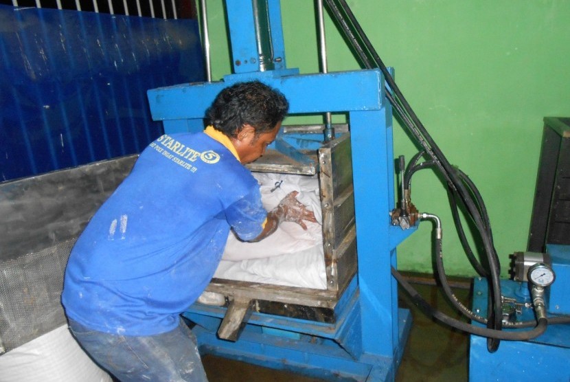 Proses produksi sagu.