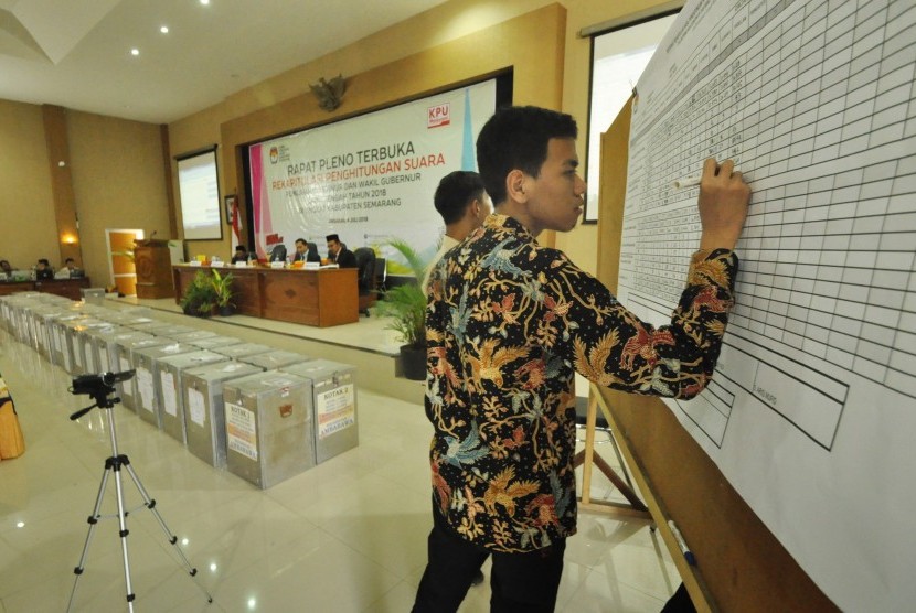  Proses rekapitulasi penghitungan suaran Pemilihan Gubernur (pilgub) Jawa Tengah 2018 tingkat Kabupaten Semarang.