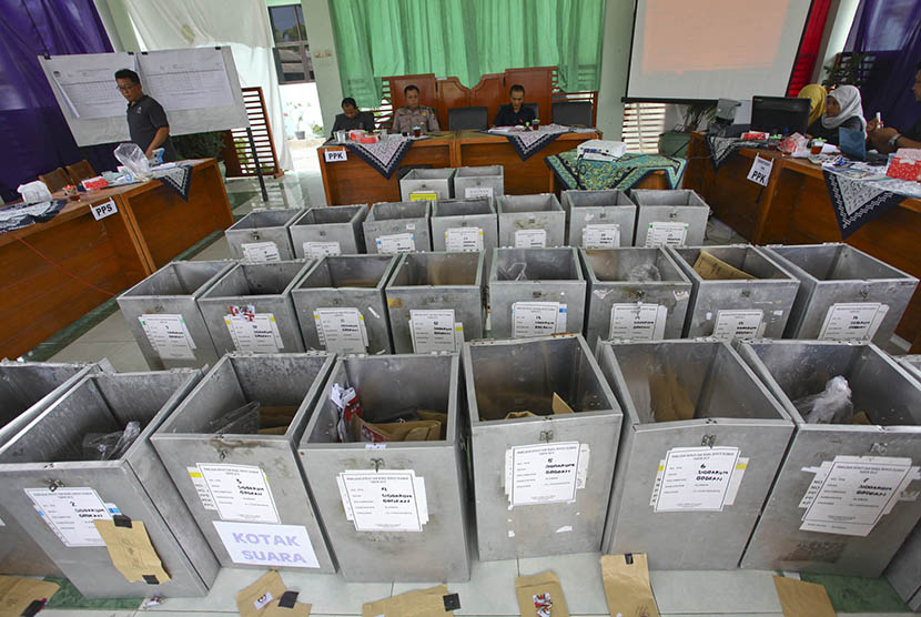 Proses rekapitulasi surat suara Pilkada 2015 di tingkat Kecamatan.   (ilustrasi)