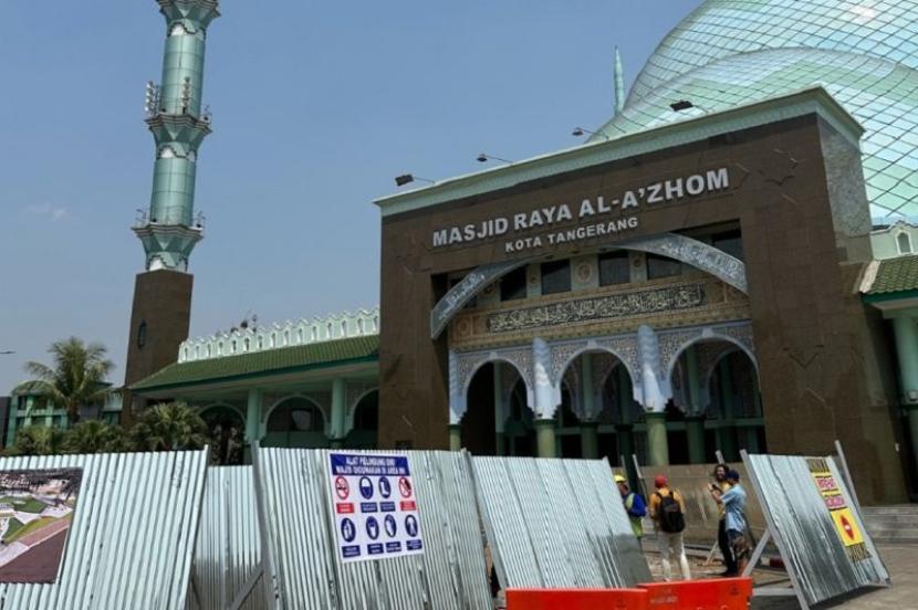 Proses renovasi halaman Masjid Raya Al Azhom yang akan dilengkapi payung besar seperti di Nabawi, Arab Saudi. 