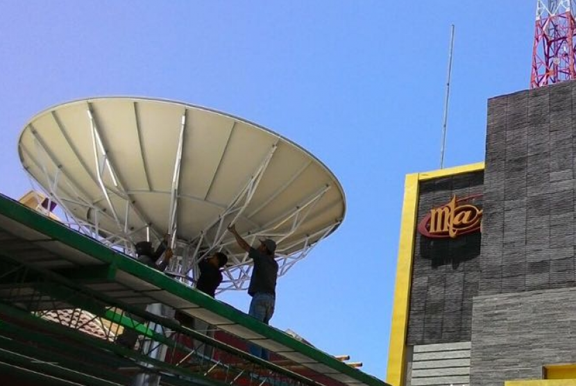 Proses repointing antena di VSAT ATM di Samarinda.