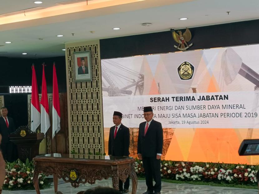 Proses serah terima jabatan menteri ESDM di kantor Kementerian ESDM, Jakarta, Senin (19/8/2024).