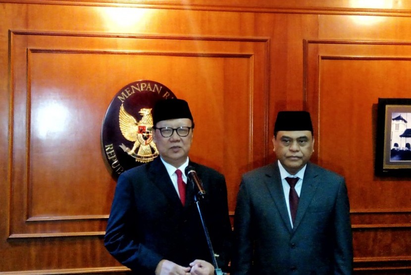 Proses serah terima jabatan Menteri PAN-RB Tjahjo Kumolo di Gedung Kementerian PAN-RB, Jakarta, Rabu (23/10).