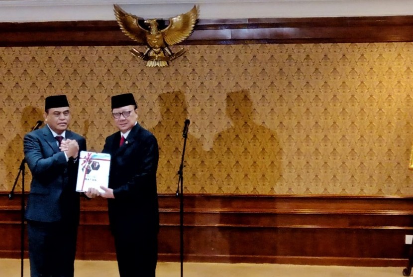 Proses serah terima jabatan Menteri PAN-RB Tjahjo Kumolo di Gedung Kementerian PAN-RB, Jakarta, Rabu (23/10).