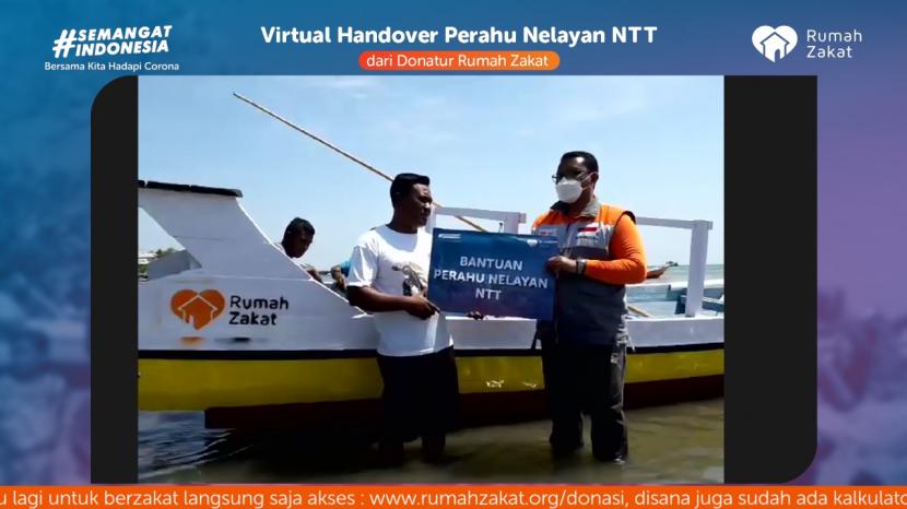 Proses serah terima program perahu untuk nelayan NTT dari Rumah Zakat.