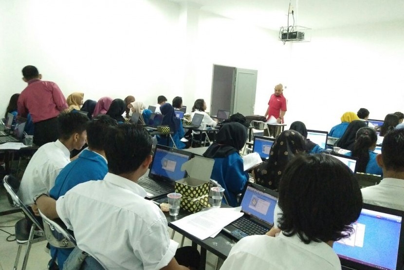 Proses sertifikasi Zahir bagi mahasiswa Prodi Komputerisasi Akuntansi AMIK BSI Pontianak.